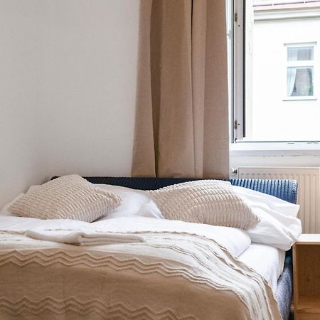 Prime Location & Peaceful Shared 2 Bedroom Apt With Backyard Bécs Kültér fotó