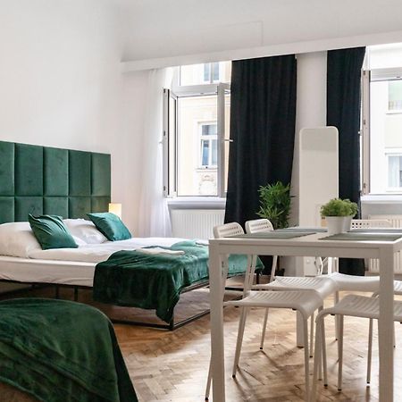 Prime Location & Peaceful Shared 2 Bedroom Apt With Backyard Bécs Kültér fotó