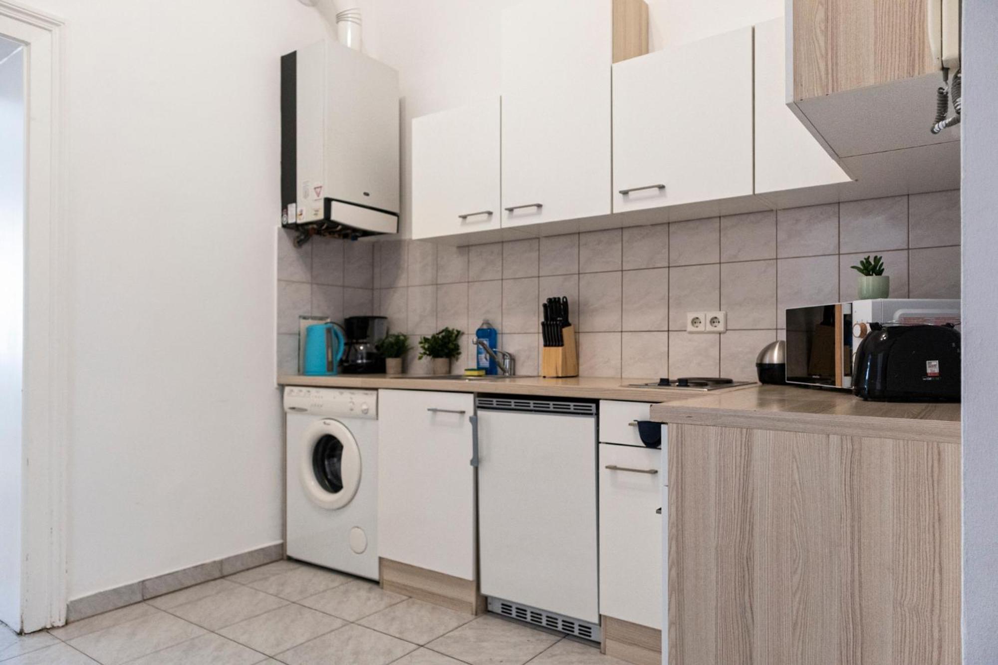 Prime Location & Peaceful Shared 2 Bedroom Apt With Backyard Bécs Kültér fotó