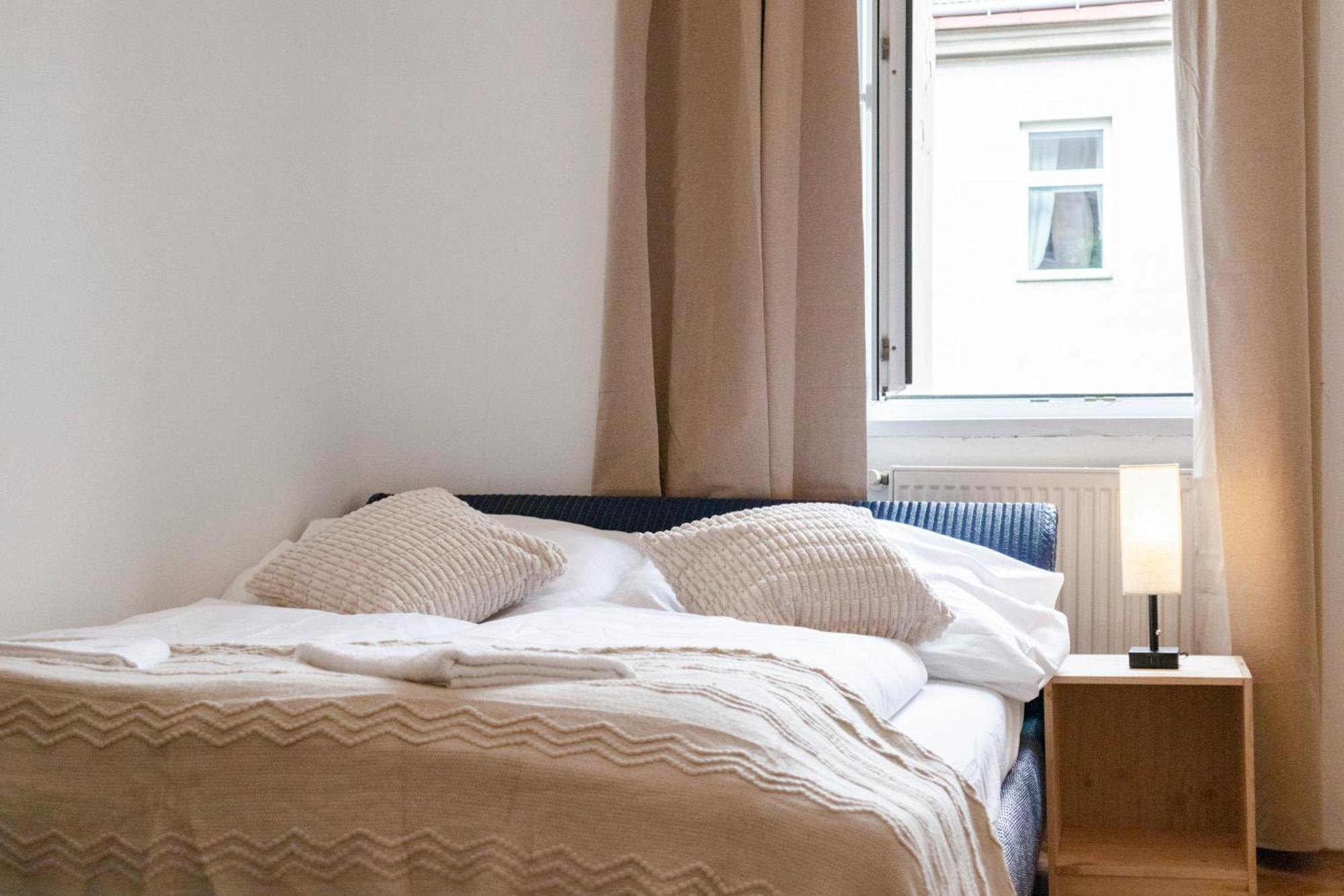 Prime Location & Peaceful Shared 2 Bedroom Apt With Backyard Bécs Kültér fotó