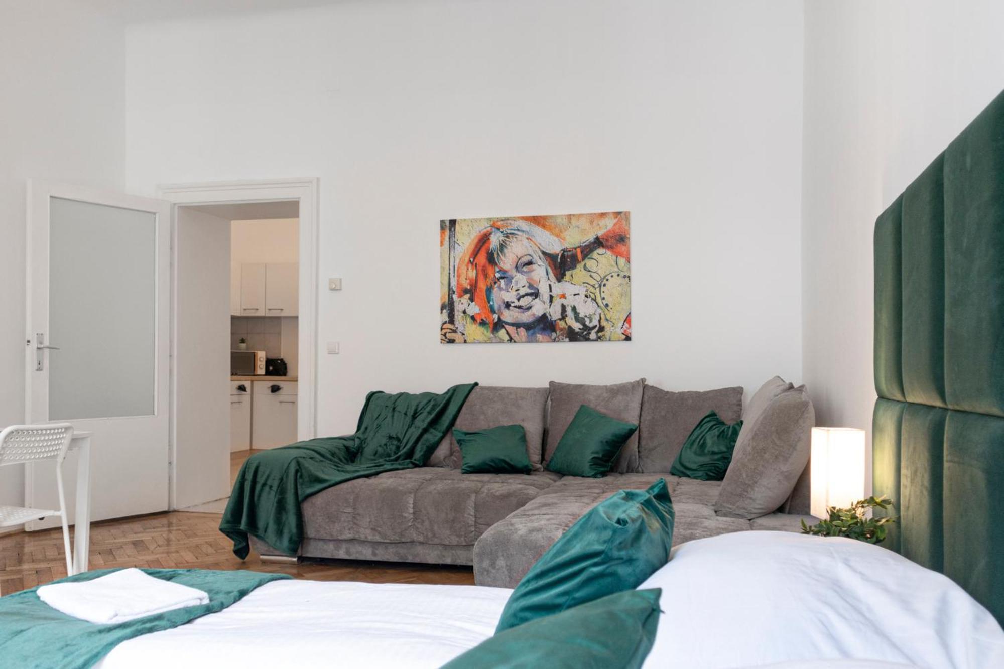 Prime Location & Peaceful Shared 2 Bedroom Apt With Backyard Bécs Kültér fotó