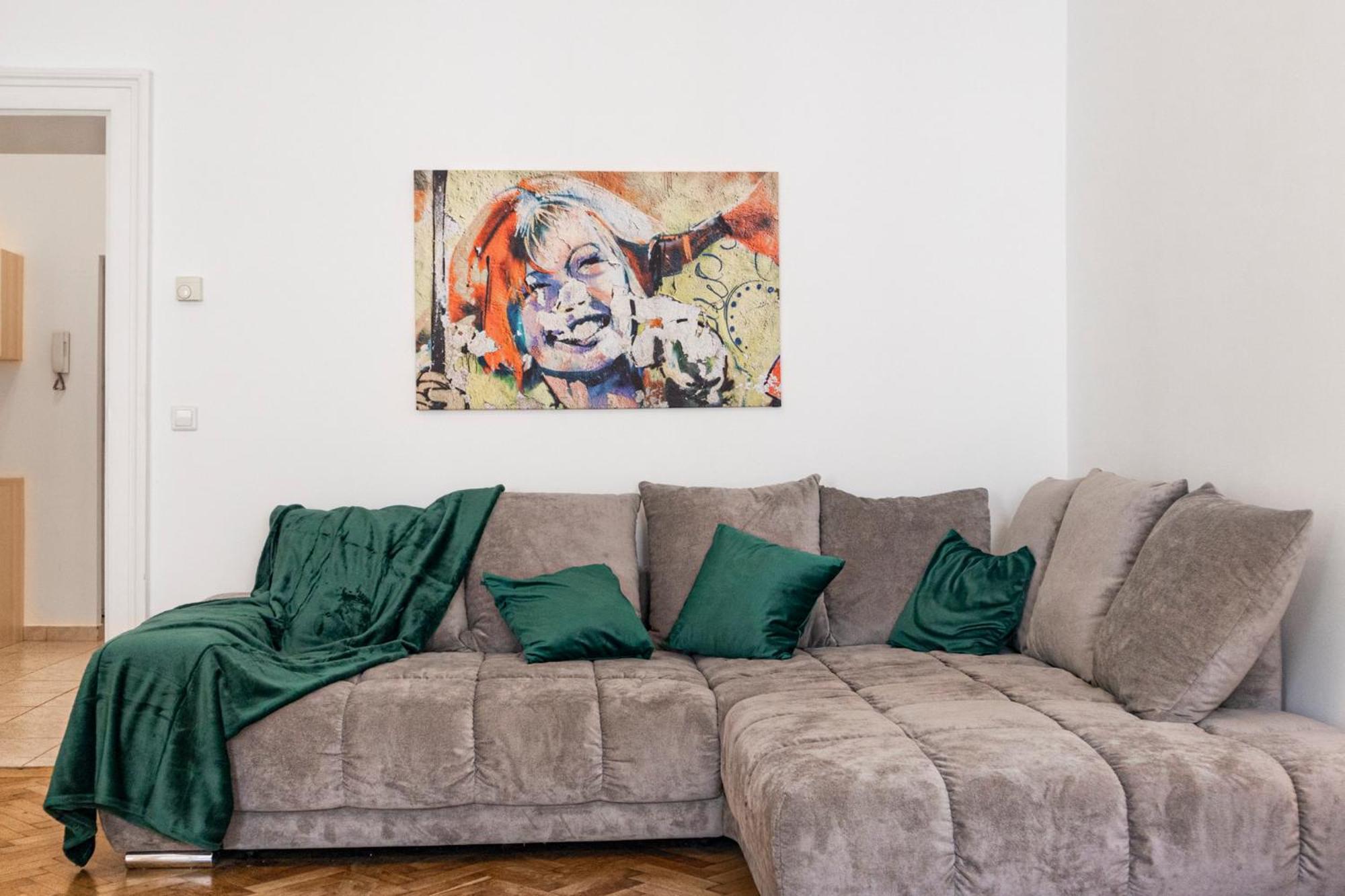Prime Location & Peaceful Shared 2 Bedroom Apt With Backyard Bécs Kültér fotó