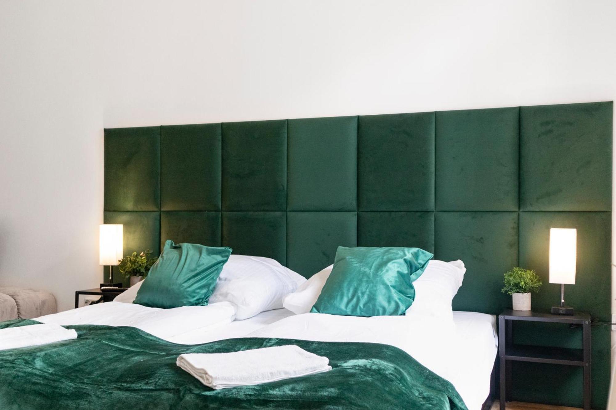 Prime Location & Peaceful Shared 2 Bedroom Apt With Backyard Bécs Kültér fotó
