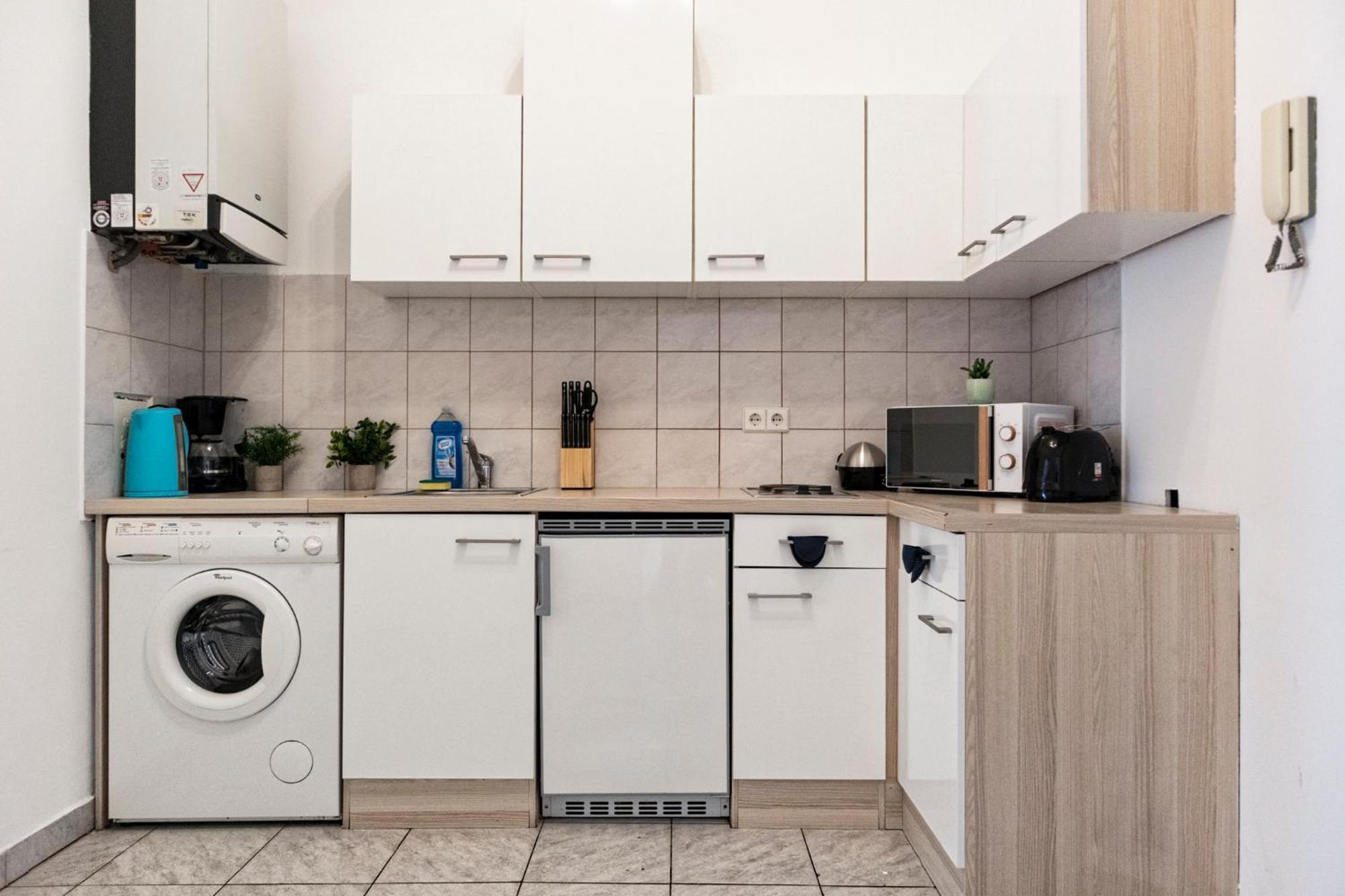 Prime Location & Peaceful Shared 2 Bedroom Apt With Backyard Bécs Kültér fotó